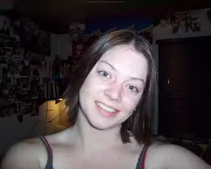 Mulher com piercing nos peitos pelada