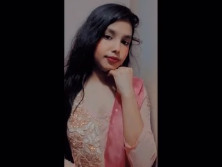 Novinha pelada dos peitos grandes e bicudos